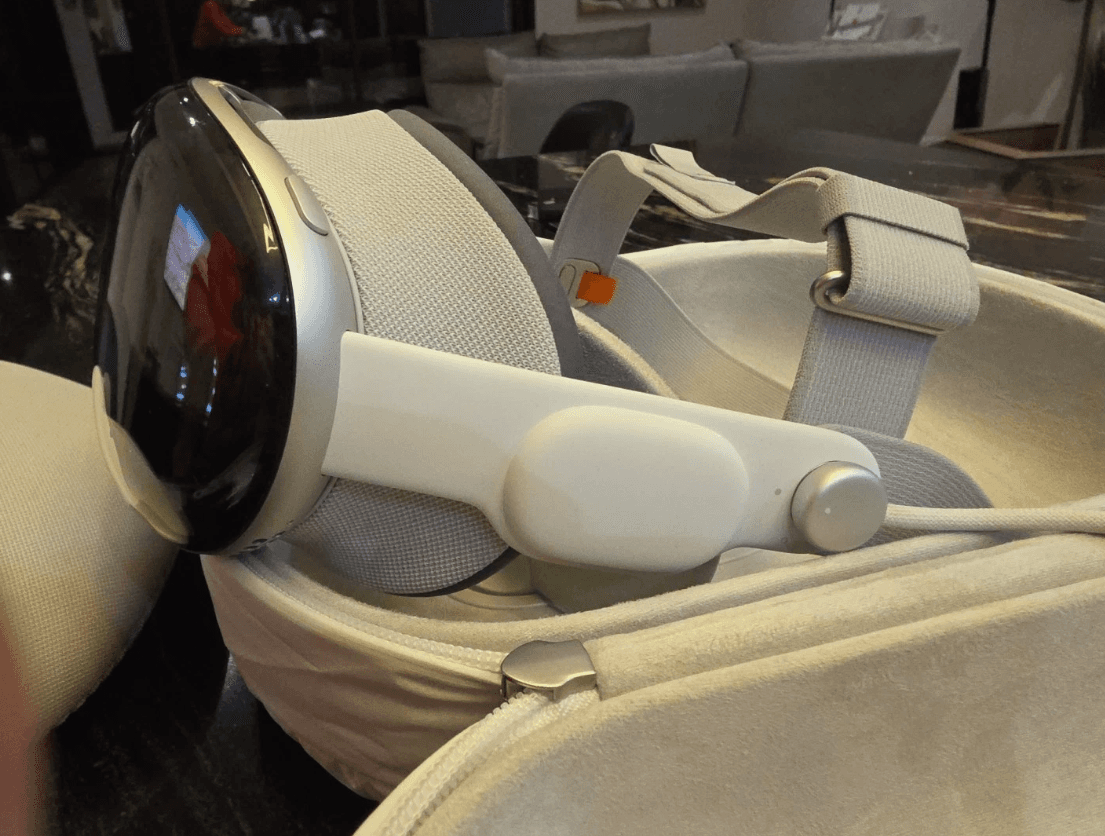 Apple Vision Pro 256GB Full Kit: Includes Travel Case & All Original Gear - Image 1